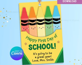 Etichetta regalo con scatola di pastelli a cera "Happy First Day of School" e arcobaleno colorato, etichetta regalo per il ritorno a scuola, etichetta regalo con pastelli a cera per l'asilo modificabile e carina per studenti.