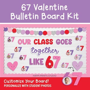 Op de afbeelding: Een Valentijnsdag prikbord kit met de tekst "67 Valentine Bulletin Board Kit". De kit bevat decoratieve elementen zoals harten, cijfers en de zin "Our Class Goes Together Like 67". Het ontwerp is in tinten roze, paars en rood.
