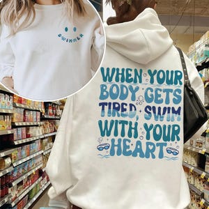 Felpa &quot;Nuota con il cuore&quot;, maglietta per nuotatori, regalo per nuotatori, maglietta per allenatori di nuoto, maglietta per amanti del nuoto, regalo per nuotatori