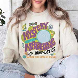 Sweat-shirt Mystery Machine Of Diagnostics, autre affaire résolue par le laboratoire, chemise labo semaine 2025, cadeaux de laboratoire, chemise labo scientifique
