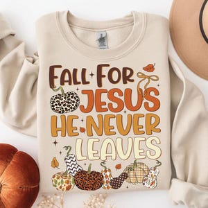 Sudadera &quot;Enamórate de Jesús, Él nunca te abandona&quot;, camiseta cristiana de otoño, camiseta de Jesús en otoño, regalo cristiano de otoño, camiseta de calabaza de otoño