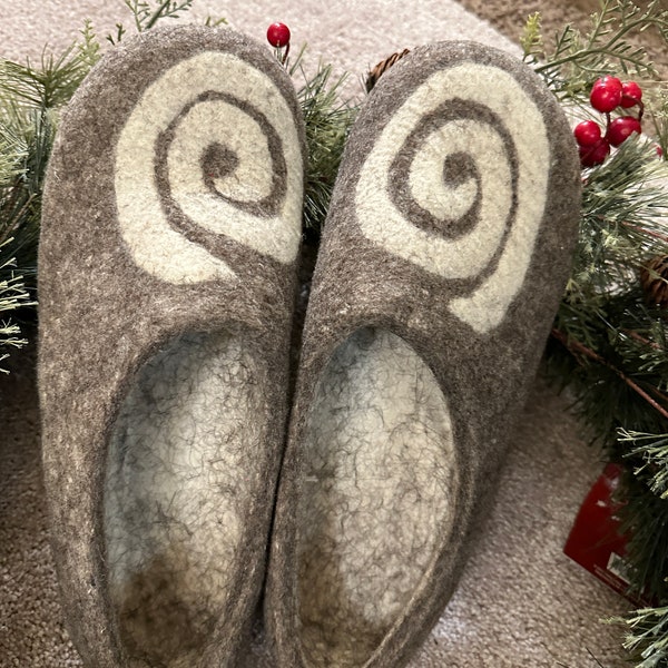 Handmade Felt 100% slippers Cozy comfortable felt Valentine day gift design Home style Warm foot support Eco-friendly materials Unique