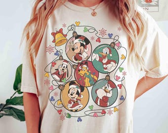 Camiseta navideña vintage de Mickey y sus amigos de Disney, con diseño de colores cómodos. Camiseta navideña con adorno de Disney. Mickey en Navidad. Reino Mágico. Viaje a Disney.