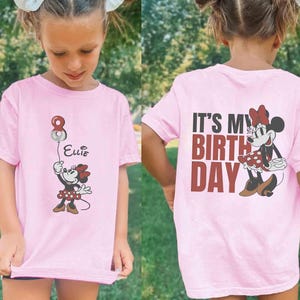 Pu&ograve; includere: Maglietta rosa con Minnie Mouse che tiene in mano un palloncino con il numero 8 e il nome "Ellie". Sul retro della maglietta c'&egrave; scritto "It's My Birthday" con un disegno di Minnie Mouse. Una maglietta allegra a tema compleanno.