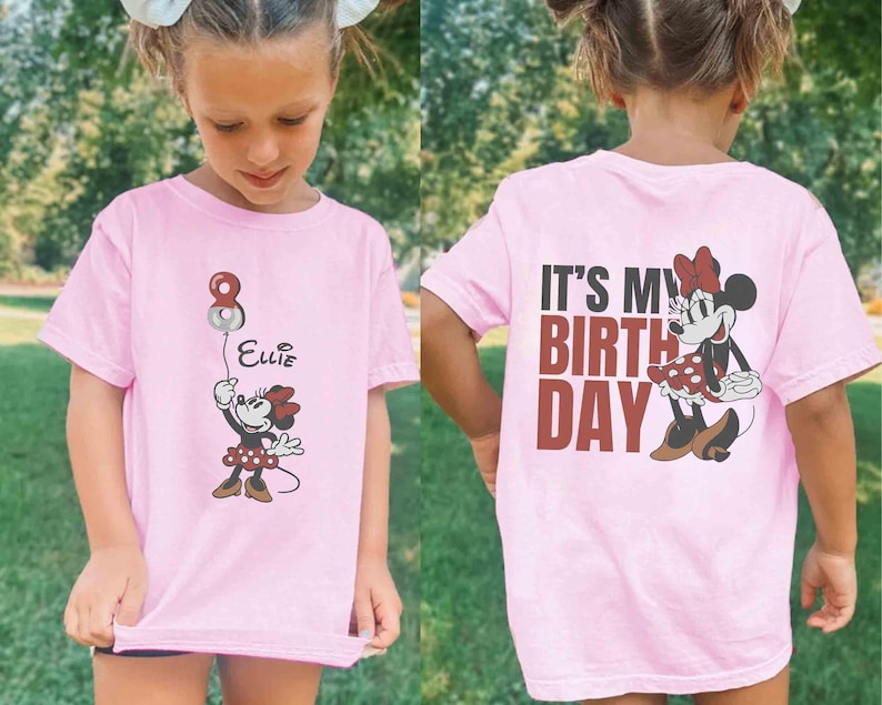 Pu&ograve; includere: Maglietta rosa con Minnie Mouse che tiene in mano un palloncino con il numero 8 e il nome "Ellie". Sul retro della maglietta c'&egrave; scritto "It's My Birthday" con un disegno di Minnie Mouse. Una maglietta allegra a tema compleanno.