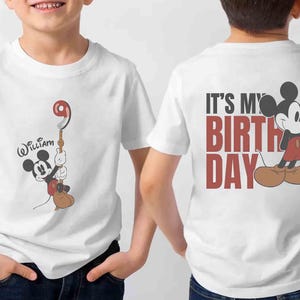 Pu&ograve; includere: T-shirt bianca con Topolino che tiene in mano un palloncino con il numero 9, con il nome "William" sotto. La parte posteriore della maglietta dice "It's My Birthday" con Topolino. Una divertente maglietta di compleanno.