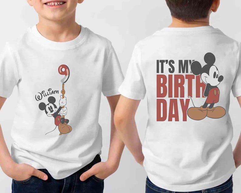Pu&ograve; includere: T-shirt bianca con Topolino che tiene in mano un palloncino con il numero 9, con il nome "William" sotto. La parte posteriore della maglietta dice "It's My Birthday" con Topolino. Una divertente maglietta di compleanno.