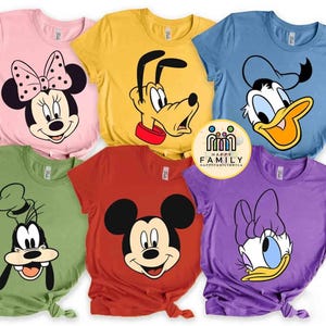 以下が含まれることがあります： ディズニーの漫画のキャラクターが描かれた、カラフルなTシャツのコレクション。ピンク、黄色、青、緑、赤、紫など、さまざまな色があります。各シャツには、ミニーマウス、プルート、ドナルドダック、グーフィー、ミッキーマウス、デイジーダックなど、異なるキャラクターのグラフィックが描かれています。