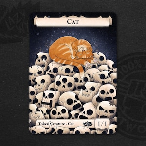 Può includere: Una carta a tema fantasy con un gatto tigrato arancione che dorme su un mucchio di teschi bianchi. La carta ha la parola "CAT" in alto e "Token Creature - Cat" in basso, con un indicatore di forza/resistenza 1/1.