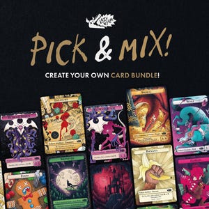Pode incluir: Uma coleção de cartas colecionáveis de fantasia coloridas dispostas num fundo preto. O texto diz PICK & MIX! CREATE YOUR OWN CARD BUNDLE! com o logótipo Lazy Wyrm e um selo 100% human artwork visíveis no topo da imagem.