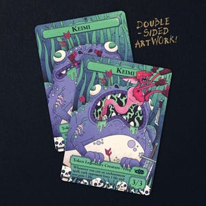 Puede incluir: Dos cartas de juego rectangulares tituladas Keimi que muestran una criatura rana morada con un duende rosa saliendo de su boca. Las cartas muestran cuadros de texto verdes, flechas e ilustraciones de calaveras. Texto: Double-Sided Artwork, Lazy Wyrm, Token Legendary Creature - Frog 3/3.