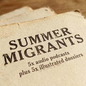 Könnte beinhalten: Nahaufnahme von gealtertem Papier mit den Worten "SUMMER MIGRANTS" in dunkelbraunen Buchstaben. Darunter steht der Text "5x Audio-Podcasts plus 5x illustrierte Dossiers". Das Papier hat eine abgenutzte, Vintage-Ästhetik.