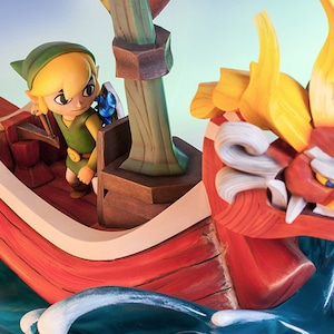 以下が含まれることがあります： 緑色の服を着た人物が舵を取っている赤と白の船。船は黄色と白の角を持つ大きな赤い木製の龍に引かれており、青と緑の海を航海している。