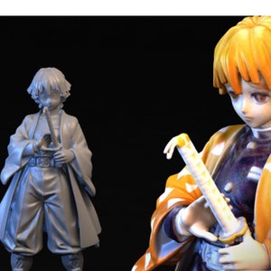 Może przedstawiać: Dwie figurki anime, jedna w kolorze szarym, a druga w żółtym i czarnym, z mieczem. Figurka w kolorze szarym stoi z dłońmi złożonymi przed sobą. Figurka w kolorze żółtym i czarnym trzyma miecz w prawej ręce.