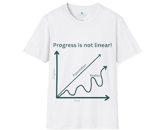 Puede incluir: Camiseta blanca con un gráfico verde de una gráfica lineal que muestra el progreso a lo largo del tiempo. El texto "Progress is not linear!" está por encima de la gráfica. La gráfica muestra dos líneas, una etiquetada como "Expectation" y la otra como "Reality".