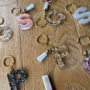 Porte clé en résine, porte clé initiale, porte clé lettre, porte clé fleurs séchées, cadeau en résine, bijoux pour sac, annonce grossesse