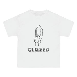 Puede incluir: Camiseta blanca con un dibujo de línea negra de un hot dog con cara y la palabra "GLIZZED" impresa debajo.