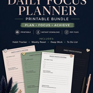 Könnte beinhalten: Ein druckbares Bundle des Daily Focus Planner mit dunkelblauem Hintergrund. Der Planer enthält einen Gewohnheitstracker, wöchentliches Zurücksetzen, Deep Work und eine To-Do-Liste. Das Bild zeigt mehrere Seiten mit dem Text "Daily Focus System".