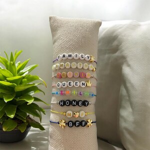 Pulsera personalizada con mantra y nombre en letras negras, acero inoxidable plateado, pulsera con mensaje de perlas, regalo para mujeres, hombres y niños
