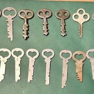 Lot of 30 Vintage Ornate Flat Keys – Heart, Clover & Steampunk Craft Supply