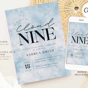 Può includere: Un invito a una festa di addio al nubilato blu e bianco con il testo "The bride is on Cloud Nine" e il nome della sposa, Andrea Smith. L'invito include la data, l'ora e le informazioni RSVP. Viene mostrata anche una versione mobile dell'invito.