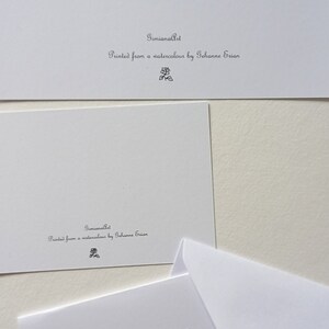 Puede incluir: Tres tarjetas blancas con el texto "Simiana Art" y "Printed from a watercolour by Gehanne Erian" en ellas. Las tarjetas est&aacute;n en blanco en el frente.