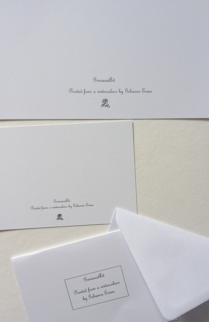 Puede incluir: Tres tarjetas blancas con el texto "Simiana Art" y "Printed from a watercolour by Gehanne Erian" en ellas. Las tarjetas est&aacute;n en blanco en el frente.