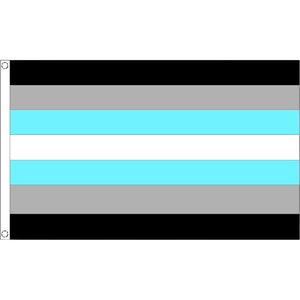 Könnte beinhalten: Eine Flagge mit fünf horizontalen Streifen. Der obere und untere Streifen sind schwarz, der zweite und vierte Streifen sind grau und der dritte Streifen ist weiß mit einem hellblauen Streifen auf jeder Seite.