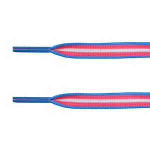 Könnte beinhalten: Ein Paar blaue Schnürsenkel mit rosa und weißen Streifen.
