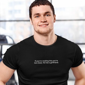 Si vous lisez ceci, vous êtes trop près, il a un t-shirt pour petite amie, cadeau amusant pour petit ami de la part d'une petite amie, cadeau pour petit ami amateur de sport