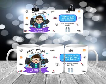 May include: Two white ceramic mugs with a gamer theme. One mug features a cartoon gamer with the text "AQUÍ TOMA EL MEJOR GAMER DEL MUNDO". The other mug features the text "TUS VICTORIAS SON SUEÑOS QUE JAMÁS DISTE POR PERDIDOS Con mucho Cariño para Ti..."