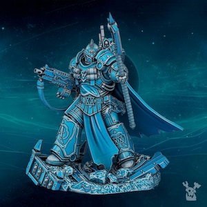 Peut inclure: Figurine miniature bleue d'un guerrier futuriste en armure ornée, tenant un fusil et un bâton. La figurine est posée sur une base détaillée, avec une cape flottante et des motifs complexes. L'esthétique générale est de la science-fiction.
