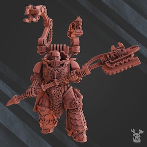 Puede incluir: Figura en miniatura de color marrón rojizo de un guerrero con armadura ornamentada, empuñando un hacha grande y una lanza. La figura tiene accesorios mecánicos en la espalda y la cabeza, lo que sugiere un tema de ciencia ficción o fantasía.