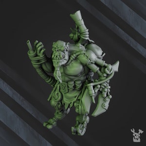Könnte beinhalten: Eine grüne Plastik-Miniaturfigur eines Orks, der einen Kilt trägt und eine große, mechanische Waffe hält. Der Ork hat einen Bart und trägt eine Schutzbrille. Die Figur ist detailliert und hat viele komplizierte Teile.