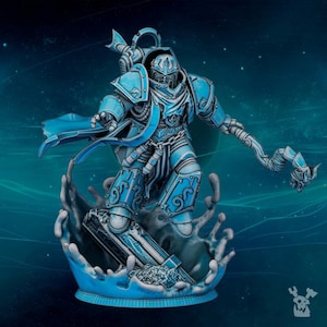Könnte beinhalten: Hellblaue Figur eines Kriegers in kunstvoller Rüstung, dynamisch auf einem wellenförmigen Sockel posiert. Die Figur hat einen Helm und einen fließenden Umhang, mit einer stabartigen Waffe in der einen Hand. Der Hintergrund ist ein Blauton mit Sterneneffekt.