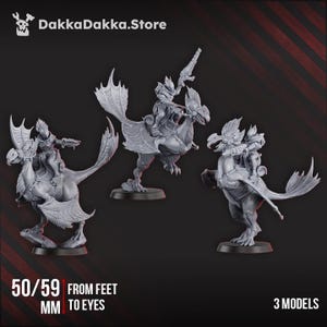 Puede incluir: Tres miniaturas grises de fantasía de criaturas aladas con jinetes, cada una montada sobre una base. El texto de la imagen dice "50/59 MM FROM FEET TO EYES" y "3 MODELS". El logotipo de DakkaDakka.Store está en la esquina superior izquierda.