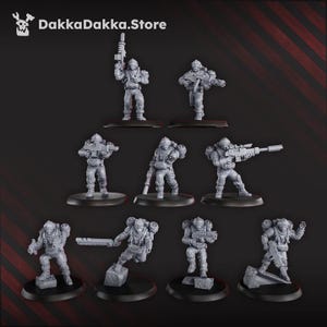 Könnte beinhalten: Ein Set aus neun unbemalten grauen Harz-Miniatur-Soldatenfiguren von DakkaDakka.Store. Jede Figur trägt taktische Ausrüstung, Helme und Rucksäcke und ist in verschiedenen Kampfposen mit unterschiedlichen futuristischen Gewehren dargestellt.