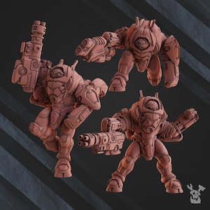 Pode incluir: Três figuras em miniatura detalhadas de robôs com armas, feitas de plástico cinza. Os robôs têm membros articulados e estão em uma postura de ação dinâmica.