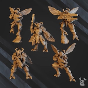 Peut inclure: Cinq figurines miniatures détaillées de guerriers insectoïdes avec des ailes et des armes. Les figurines sont peintes dans un schéma de couleurs brunes mates et sont posées dans des poses dynamiques.