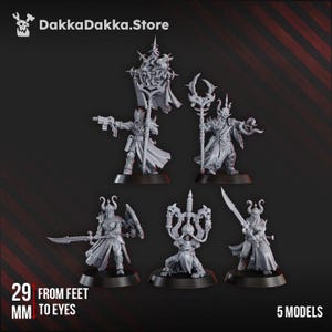 Może przedstawiać: Pięć szarych miniaturowych figurek fantasy na czarnych podstawach. Figurki przedstawiają różne postacie, w tym wojownika z mieczem i maga z laską. Tekst na obrazku brzmi "29 mm od stóp do oczu" i "5 modeli".