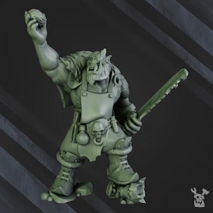 Puede incluir: Una figura en miniatura de plástico verde de un orco que lleva un delantal y sostiene un cuchillo y un objeto pequeño. El orco tiene una nariz grande y colmillos.