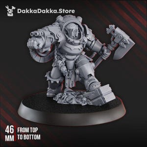 Puede incluir: Una miniatura de plástico gris de un guerrero robot sosteniendo un hacha grande. El robot lleva armadura y un casco con visera. La miniatura está de pie sobre una base redonda. La miniatura mide 46 mm de alto.