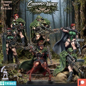 Puede incluir: Un conjunto de cinco figuras de soldados en miniatura tituladas Commando Ladies, con personajes en equipo militar verde y negro, capas de camuflaje y boinas rojas, equipados con rifles grandes y ametralladoras, sobre un fondo de bosque.