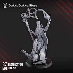Op de afbeelding: Een grijze miniatuurfiguur van een humanoïde robot die een staf en een bol vasthoudt, met een andere robot aan zijn voeten. De figuur staat op een zwarte basis. De tekst "37 mm van onder naar ogen" staat onderaan. Het DakkaDakka.Store-logo staat bovenaan.