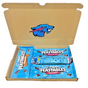 Puede incluir: Una caja de cartón que contiene barras de chocolate MrBeast Feastables y una barra de caramelo Millions. La caja tiene un logotipo azul y negro en la solapa superior. Las barras están en envases azules.