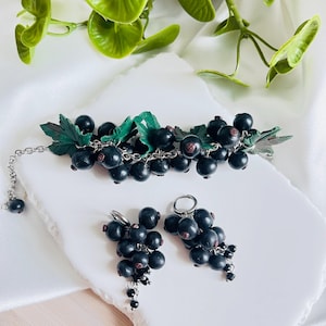 Conjunto de joyería realista de grosella negra, pulsera y pendientes colgantes de bayas de verano, regalo botánico hecho a mano, bayas de arcilla, joyería de tacto real