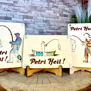Geldgeschenk Angler 'Petri Heil!' Geschenkideen Holz Bilder Schild Design Angeln Fischen Outdoor Urlaub Erholung
