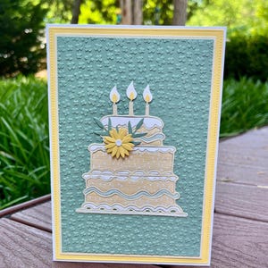 Cartão de bolo de aniversário amarelo | Aniversário de amigo | Aniversário da mãe | Aniversário da avó | Aniversário da irmã