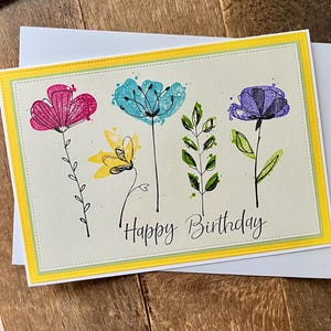 Cartão de aniversário com flores carimbadas