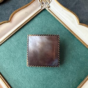 Broszka w stylu vintage w kolorze brązowym, prostokątna, marmurkowa, z żywicy, biżuteria w stylu art déco, minimalistyczna, klasyczna broszka z lat 80.